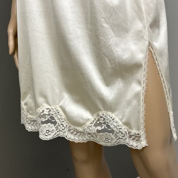 Vintage Adonna Half Slip Size Small 100% Nylon Beige Ivory Lace Trimmed Slit USA - Picture 2 of 7